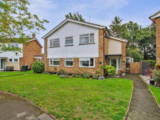 Flat for sale in Monks Orchard, Kent