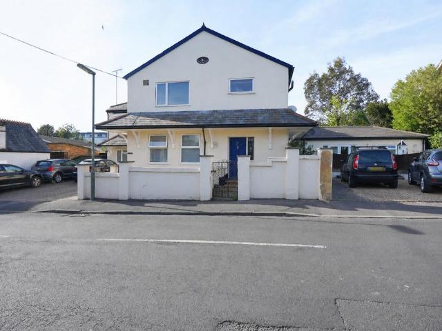 Flat for sale in Heol-las, Surrey
