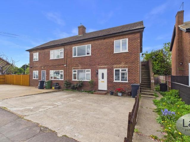 Flat for sale in Broxbourne, Hertfordshire
