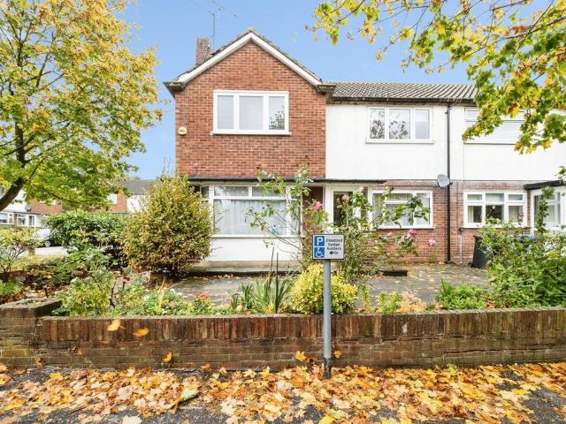 Flat for sale in Grange Hill, Epping Forest