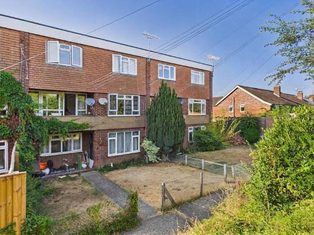 Flat for sale in Wrecclesham, Waverley