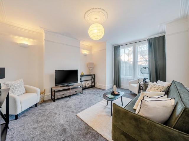 Flat for sale in Streatham Hill, Greater London