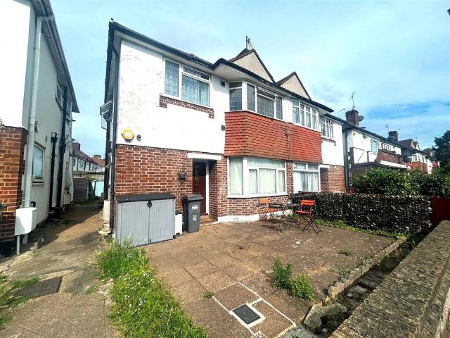 Flat for sale in London Borough of Hounslow, Feltham