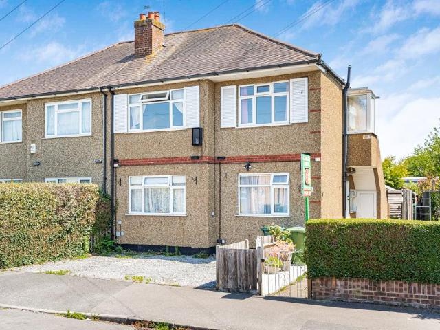 Flat for sale in Staines, Surrey