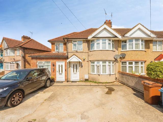 Flat for sale in Harrow Weald, Greater London
