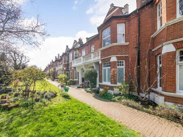 Flat for sale in London Borough of Lewisham, Forest Hill