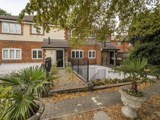 Flat for sale in Cranbourne, Winkfield