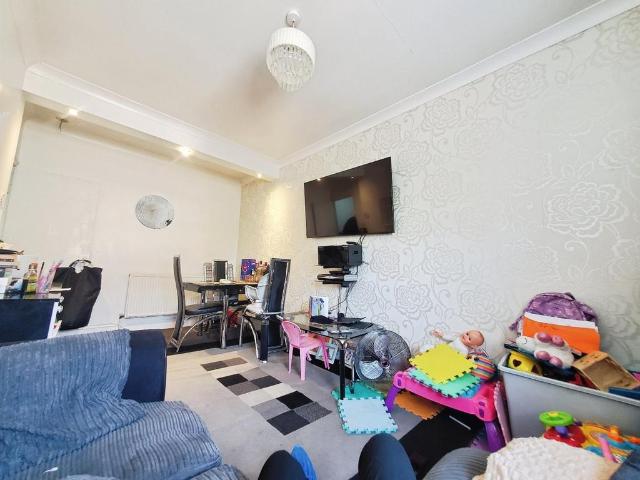 Flat for sale in Canning Town, Greater London