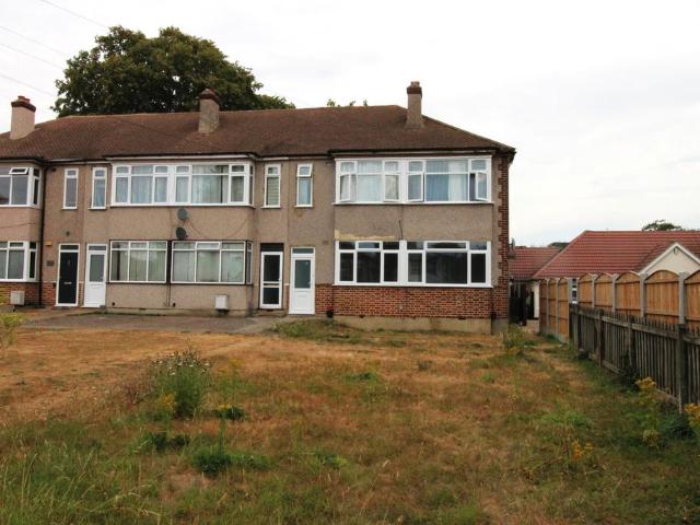 Flat for sale in Hornchurch, Greater London