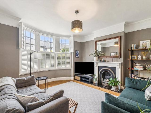 Flat for sale in Earlsfield, Greater London