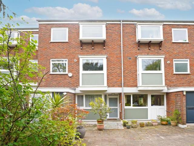 Flat for sale in Dulwich, Greater London