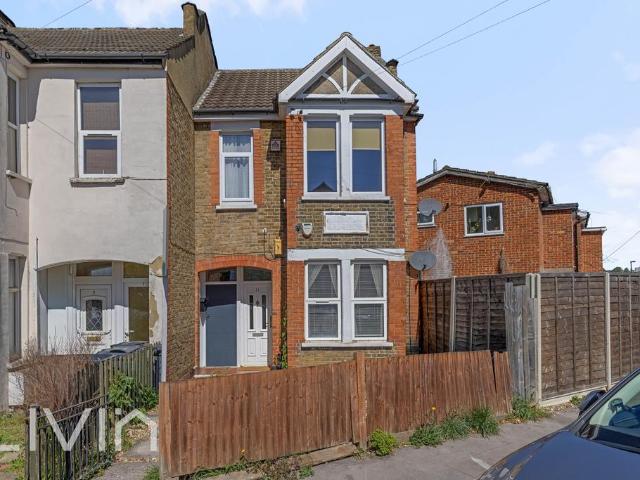 Flat for sale in London Borough of Croydon, Thornton Heath