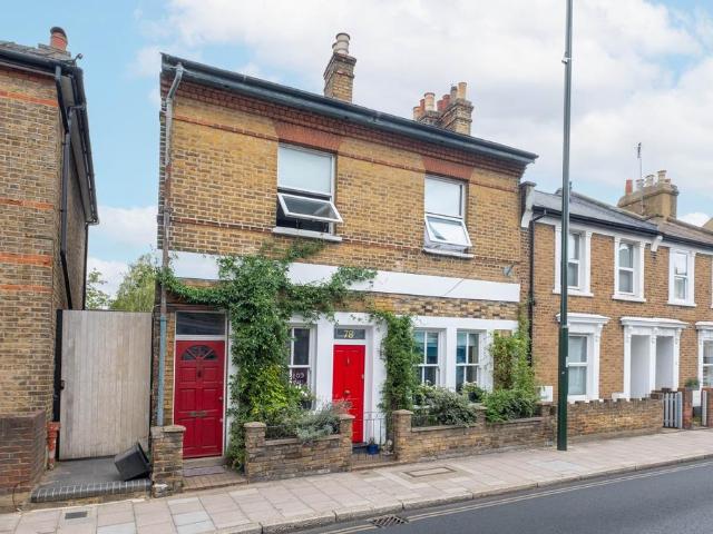 Flat for sale in London Borough of Richmond upon Thames, Greater London