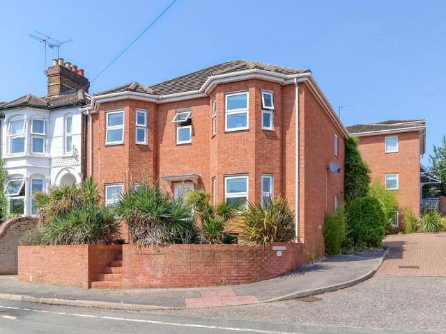Flat for sale in Totteridge, Cressex