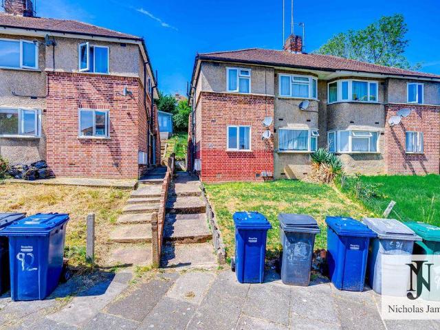 Flat for sale in East Barnet, Greater London