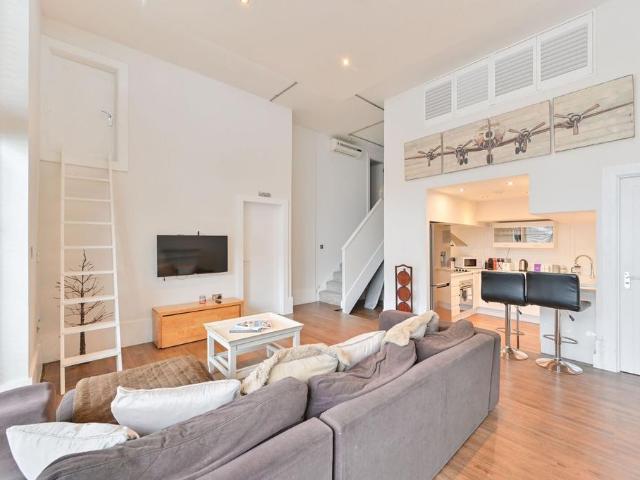 Flat for sale in Battersea, Greater London