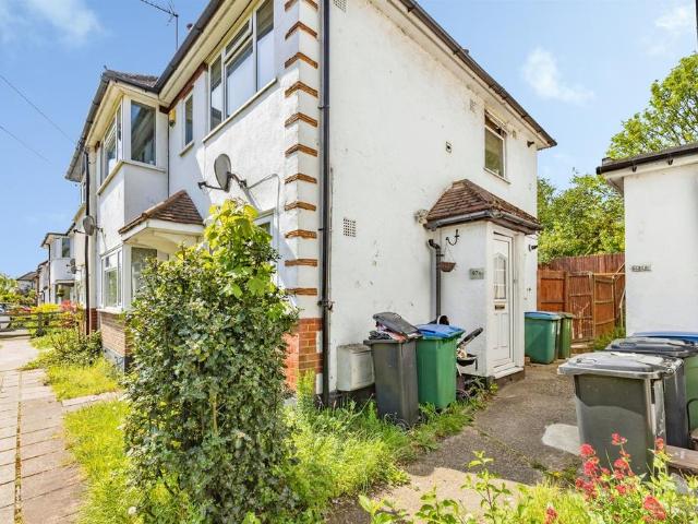 Flat for sale in Kingswood, North Watford