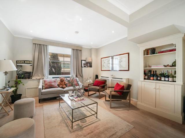 Flat for sale in Brompton, Greater London