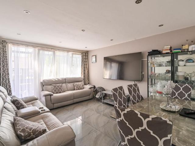 Flat for sale in Bromley-by-Bow, Bow