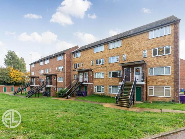 Flat for sale in Bearton, King's Walden