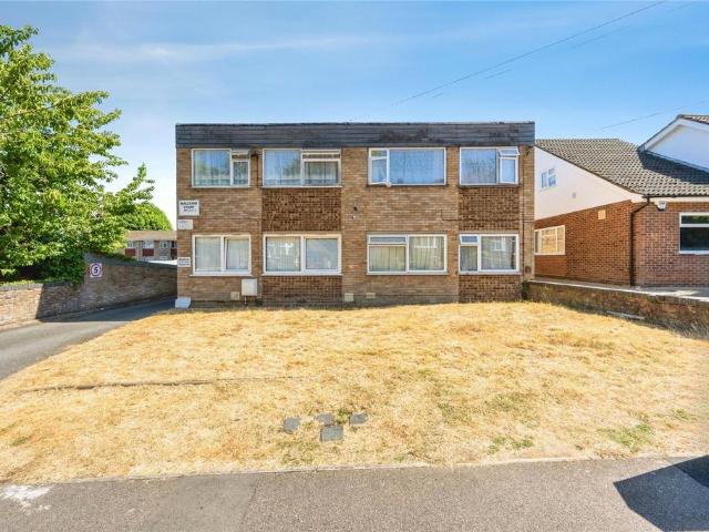 Flat for sale in Spring Park, Luton