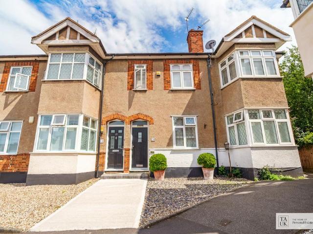 Flat for sale in Hornchurch, Greater London