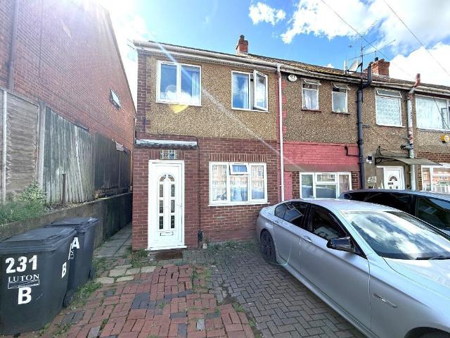 Flat for sale in Spring Park, Luton
