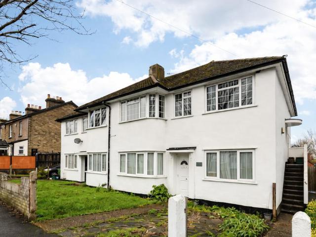 Flat for sale in Wallington, Greater London