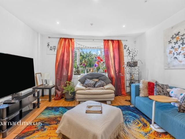 Flat for sale in London Borough of Croydon, Addiscombe