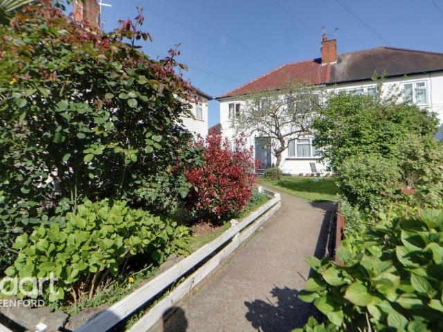 Flat for sale in London Borough of Ealing, Greenford