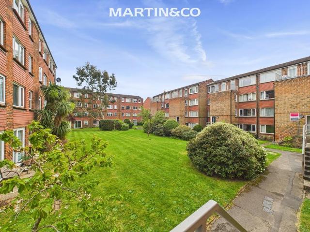 Flat for sale in Emmbrook, Wokingham