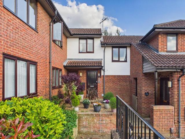 Flat for sale in Bennetts End, Pouchen End