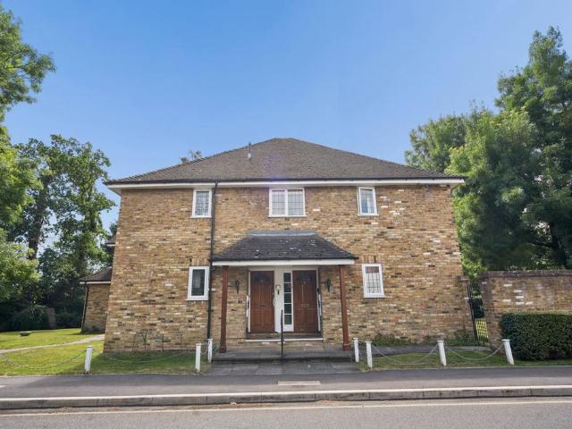 Flat for sale in Pinner, Greater London