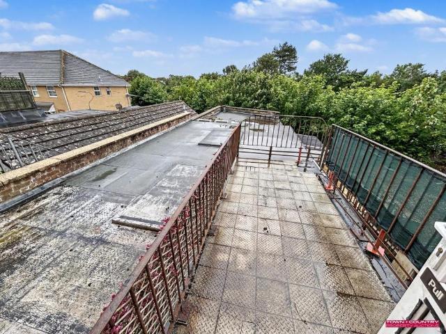 Flat for sale in Pokesdown, Bournemouth