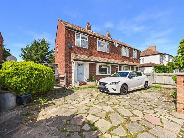 Flat for sale in Whitton, Greater London