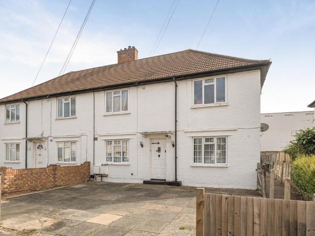 Flat for sale in Lonesome, Greater London