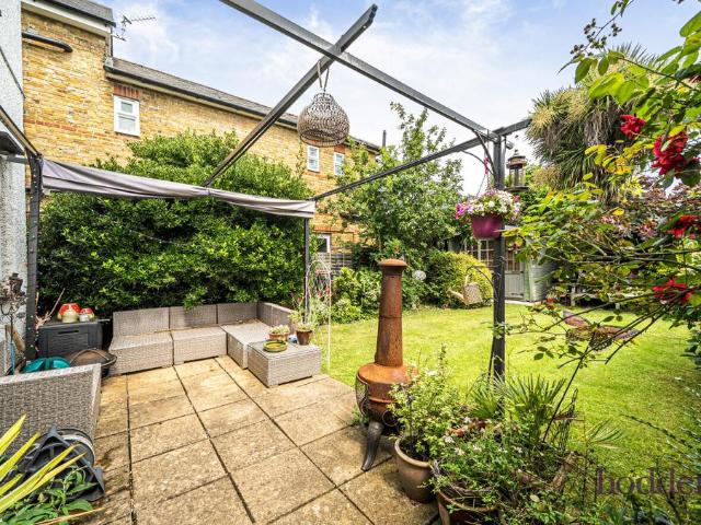 Flat for sale in Row Town, Surrey