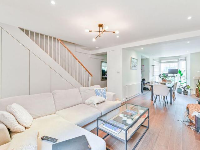 Flat for sale in Maida Hill, Greater London