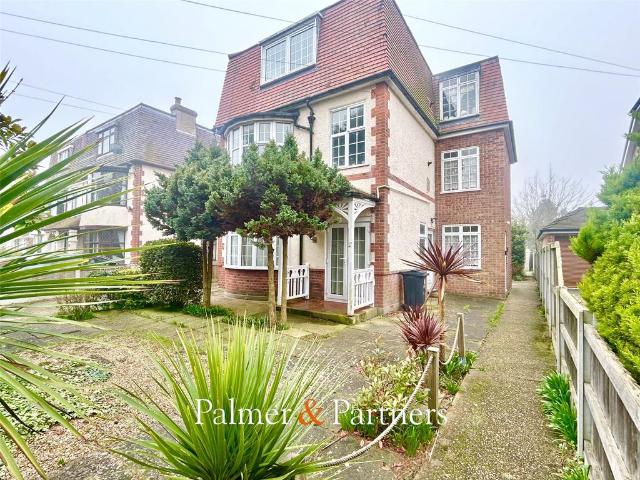 Flat for sale in Dale Hill, Essex