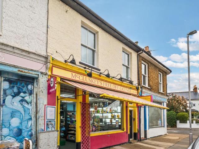 Flat for sale in Surbiton, Greater London