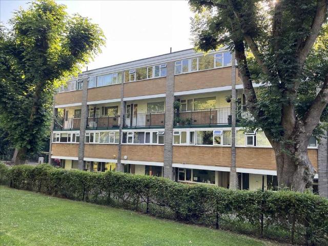Flat for sale in Denham
