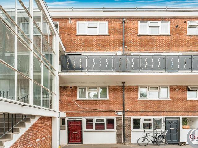 Flat for sale in Stoke Newington, Greater London
