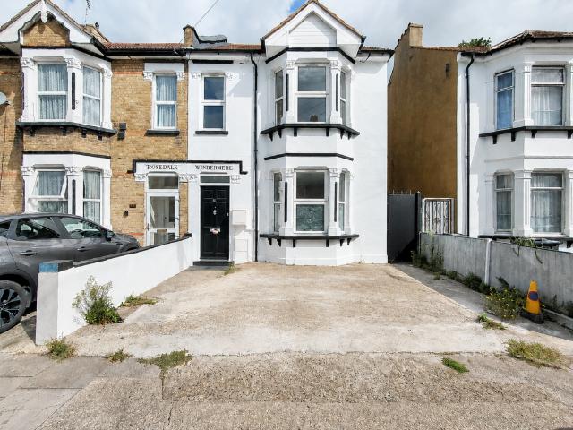 Flat for sale in London Borough of Hounslow, Greater London