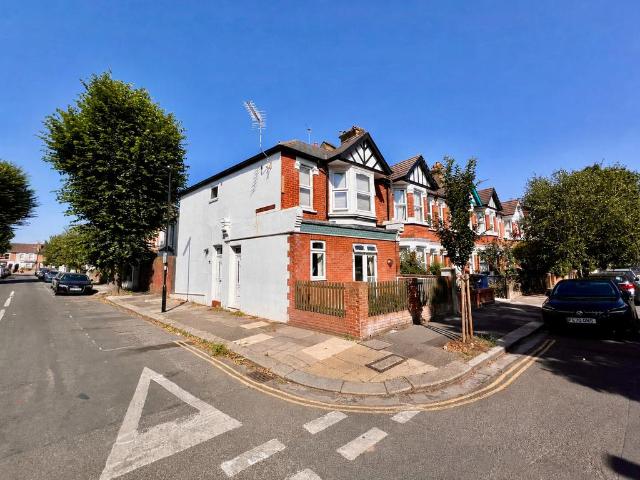 Flat for sale in London Borough of Ealing, Hanwell
