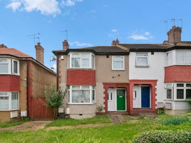 Flat for sale in London Borough of Ealing, Greater London