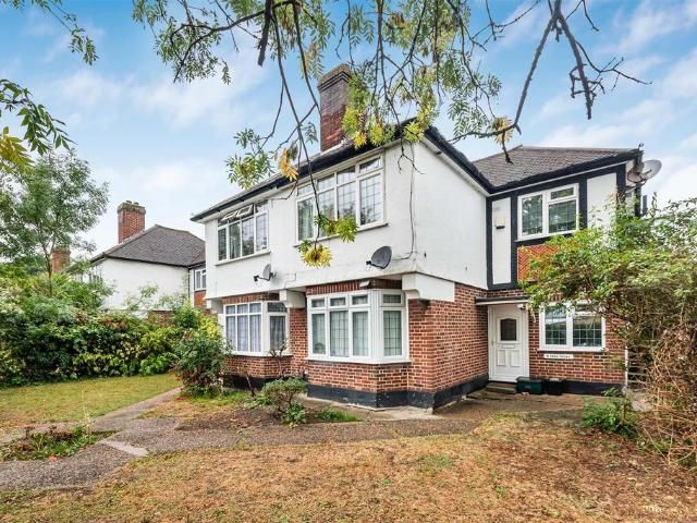 Flat for sale in Worcester Park, Greater London
