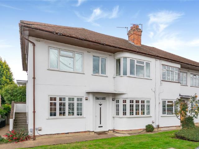 Flat for sale in London Borough of Richmond upon Thames, Greater London
