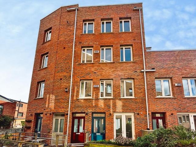 Flat for sale in Battle Field, Tyne And Wear