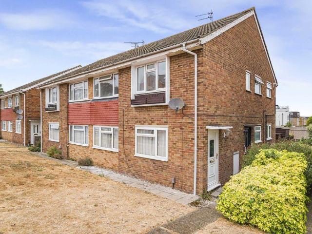 Flat for sale in Longlands, Greater London
