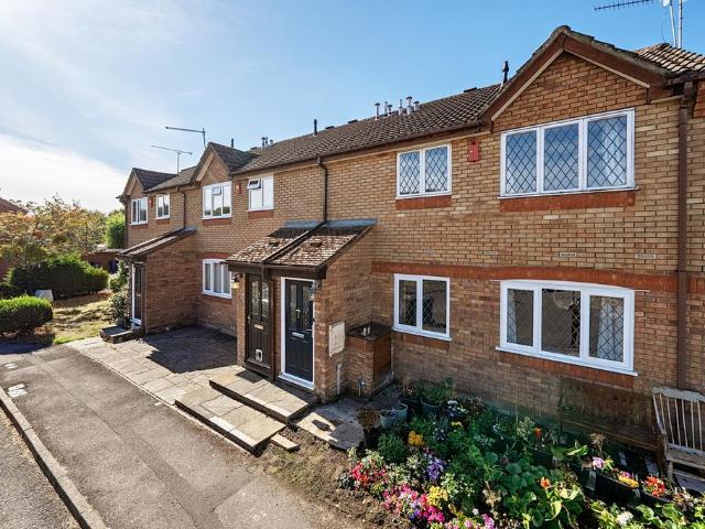 Flat for sale in Fole, Surrey